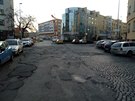Nejhorší povrch vozovky v Praze se nachází ve styku ulic Pod Soutratím/Přípotoční.
Nejhorší povrch vozovky v Praze se nachází ve styku ulic Pod Soutratím/Přípotoční.
