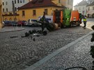 Dnes ráno popeláři při couvání porazili starou plynovou Lampu.
Dražického náměstí. Dnes ráno popeláři při couvání porazili starou plynovou Lampu.
Dražického náměstí.