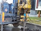 V okolo stanice metra Pankrác pokračují práce na geologickém průzkumu pro novou plánovanou linku D. Pracovníci mají též mobilní vrtné soupravy a každý den je možné je vidět na jiném místě. V současnosti tyto menší vrty probíhají poblíž kancelářských budo V okolo stanice metra Pankrác pokračují práce na geologickém průzkumu pro novou plánovanou linku D. Pracovníci mají též mobilní vrtné soupravy a každý den je možné je vidět na jiném místě. V současnosti tyto menší vrty probíhají poblíž kancelářských budo