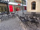 Pražské židle a stolky se vracejí do ulic a na náměstí. Pražské židle a stolky se vracejí do ulic a na náměstí.