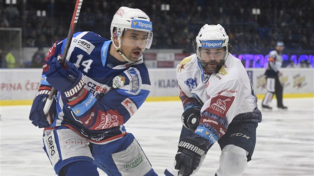 Tomáš Plekanec z Komety v souboji s Jaromírem Jágrem z Kladna. Tomáš Plekanec z Komety v souboji s Jaromírem Jágrem z Kladna.