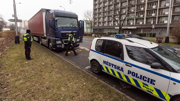 Někteří řidiči kamionů nerespektují dopravní značky a přes zákazy míří po novém... Někteří řidiči kamionů nerespektují dopravní značky a přes zákazy míří po novém...