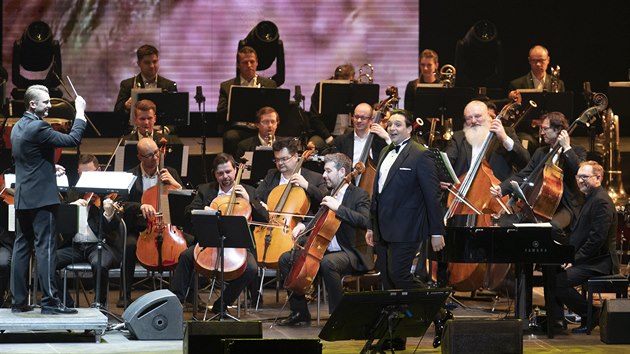 Dirigent Jan Kučera, Adam Plachetka a členové orchestru Belle Epoque Dirigent Jan Kučera, Adam Plachetka a členové orchestru Belle Epoque