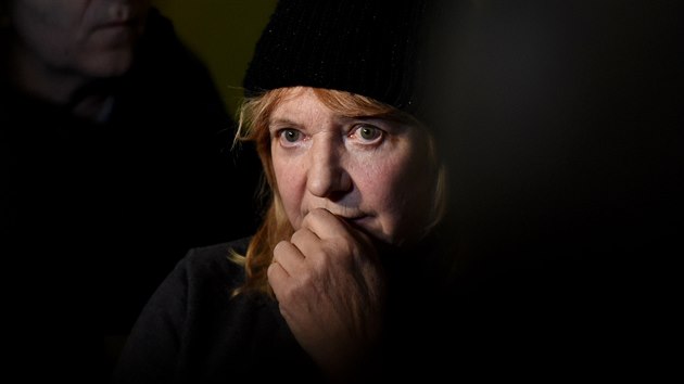 Starostka Vejprt Jitka Gavdunová hovoří s novináři po požáru domu pro mentálně... Starostka Vejprt Jitka Gavdunová hovoří s novináři po požáru domu pro mentálně...