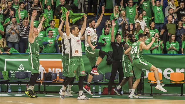 Tým Mladých pušek se raduje v Utkání hvězd KNBL. Tým Mladých pušek se raduje v Utkání hvězd KNBL.