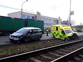 Sanitka převážející těžce zraněnou ženu se po cestě do nemocnice střetla s... Sanitka převážející těžce zraněnou ženu se po cestě do nemocnice střetla s...