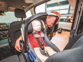 Test autosedaček: bezpečí při nárazu i materiály plné nebezpečných látek