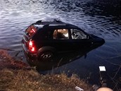 Auto ve Vraném nad Vltavou sjelo do řeky, řidiče museli hasiči vyprostit.... Auto ve Vraném nad Vltavou sjelo do řeky, řidiče museli hasiči vyprostit....