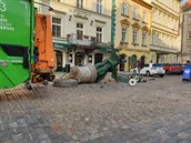 Na Dražického náměstí v Praze popelářský vůz srazil plynovou lampu pouličního... Na Dražického náměstí v Praze popelářský vůz srazil plynovou lampu pouličního...
