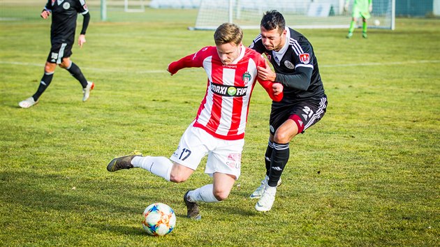 Ivan Schranz z eskch Budjovic (vpravo) a ikovsk Josef Bazal bojuj o balon.