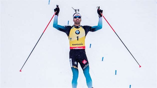 Martin Fourcade z Francie v cli sthacho zvodu v Ruhpoldingu.