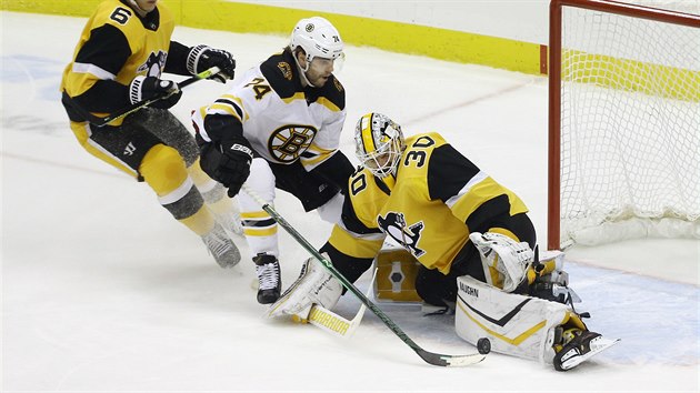 Brank Pittsburghu Matt Murray (vpravo) zastavuje puk ped dotrajcm Jakem DeBruskem z Bostonu.