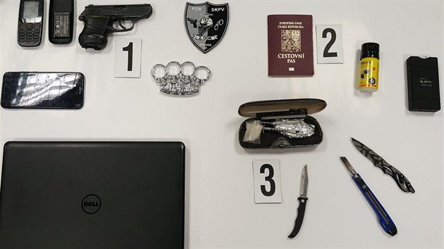 Policisté zadrželi lupiče, kteří přepadli několik benzínek v Praze. Při domovních prohlídkách u nich našli zbraně i ukradené věci (10. ledna 2020)