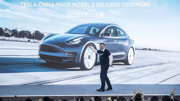 f americk automobilky Tesla Elon Musk m k radosti dvod. V n otevel svoji prvn tovrnu. (7. ledna 2020)
