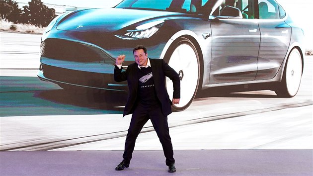 f americk automobilky Tesla Elon Musk m dvod k radosti. V n otevel svoji prvn tovrnu. (7. ledna 2020)