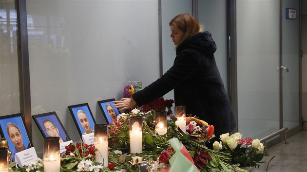 Lid na ukrajinskm letiti Boryspil truchl nad posdkou ukrajinskho Boeingu 737, kter spadl u Tehernu. Netst nepeil nikdo ze 176 lid na palub. (9. ledna 2020)