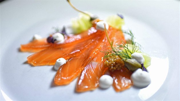 Pastrami z lososa, hořčice, okurky, kapara a crème fraîche. Takový bude předkrm v brněnské restauraci Ristorante Piazza.