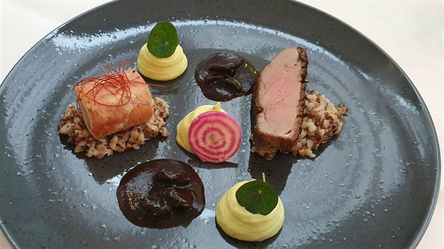 Roláda z uzených kuřecích stehen a kachní prso, pohankové risotto, redukce ze švestek. Takové menu připraví v restauraci Prominent v brněnském Holiday Inn.