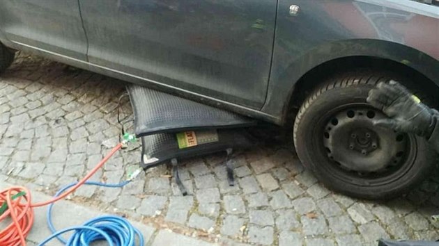 Hasii museli koku z podvozku auta vyprostit pomoc pneumatickch vak.