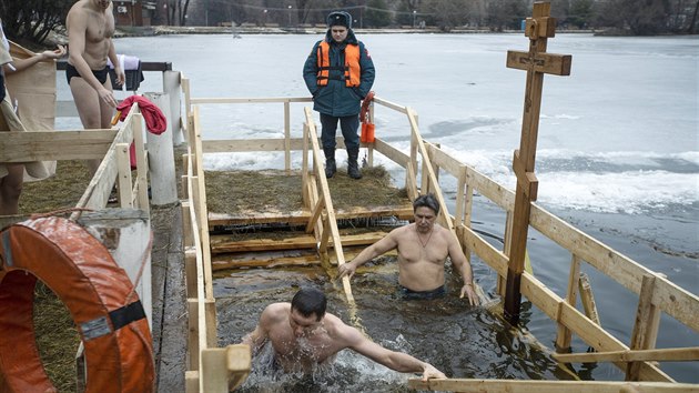 Vce ne dva miliony otuilc se v Rusku zastnily tradinho ledovho koupn na pravoslavn svtek Zjeven Pn. (19. ledna 2020)