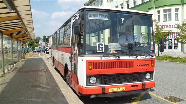 Karosa B 732 byla vbec prvnm autobusem, kter havlkobrodsk technick sluby ped tvrt stoletm podily. Snmek z roku 2015 zachycuje vz na konen na dopravnm terminlu.