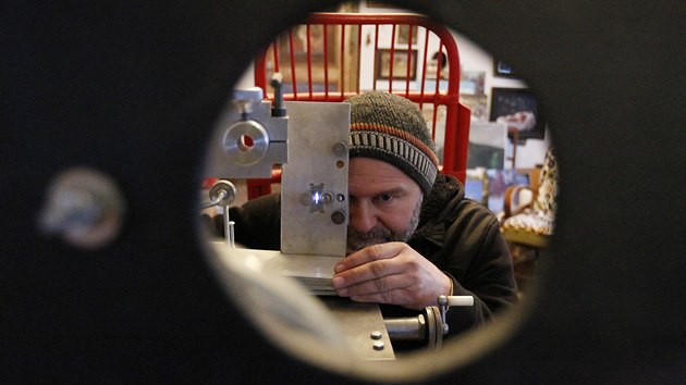 Tmto vlastnorun vyrobenm zazenm Petr Mirev
kontroluje kivky vypuklch zrcadel.
