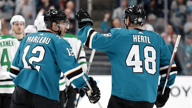 Tom Hertl a Patrick Marleau slav gl San Jose.