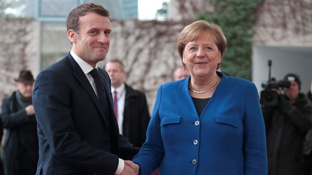 Na mezinrodn konferenci o Libyi se do Berlna sjela ada sttnk, nmeck kanclka Angela Merkelov pivtala napklad francouzskho prezidenta Emmanuela Macrona. (19. ledna 2020)