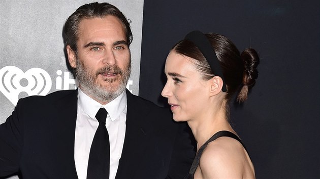 Joaquin Phoenix a jeho partnerka Rooney Mara na premie filmu Joker (Hollywood, 28. z 2019)