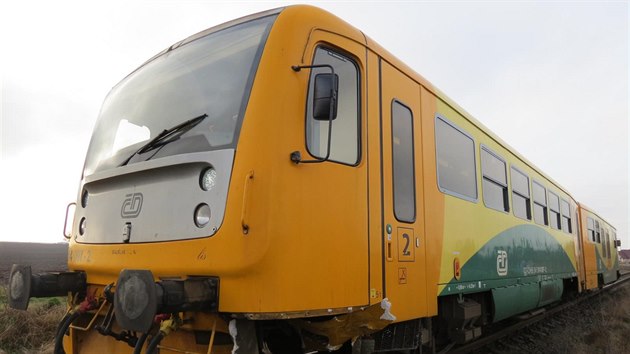 Vlak na železničním přejezdu ve Všestarech zachytil osobní auto (14. 1. 2020).