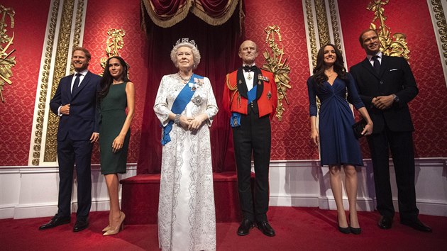 Voskov figurny prince Harryho a vvodkyn Meghan v muzeu Madame Tussauds pesunuli od krlovny Albty II., prince Philipa, vvodkyn Kate a prince Williama, kde stly pvdon (Londn, 9. ledna 2020).