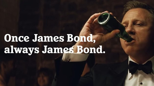 Daniel Craig si v reklam na pivo zahrl sm sebe a Jamese Bonda (2020).