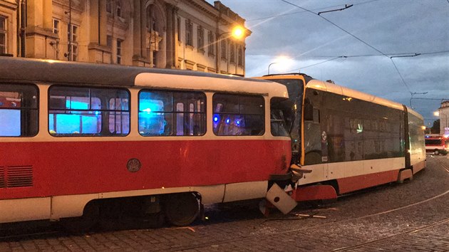 Na pražském Pohořelci se srazily dvě tramvaje, jely po stejné koleji (10.1. 2019)