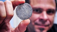Historik karlovarského muzea Jan Nedvěd ukazuje originál jáchymovského tolaru z... Historik karlovarského muzea Jan Nedvěd ukazuje originál jáchymovského tolaru z...