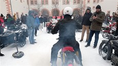 Motorkářský sraz na zámku Augustusburgu nedaleko východoněmeckého Chemnitzu... Motorkářský sraz na zámku Augustusburgu nedaleko východoněmeckého Chemnitzu...