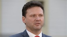 Předseda Sněmovny Radek Vondráček hovoří s novináři na Pražském hradě, kde se... Předseda Sněmovny Radek Vondráček hovoří s novináři na Pražském hradě, kde se...