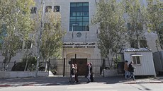 Palestinci se procházejí před svým nefungujícím parlamentem ve městě Ramallah... Palestinci se procházejí před svým nefungujícím parlamentem ve městě Ramallah...