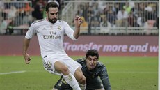 Dani Carvajal z Realu Madrid (vlevo) hraje balon ve finále španělského... Dani Carvajal z Realu Madrid (vlevo) hraje balon ve finále španělského...
