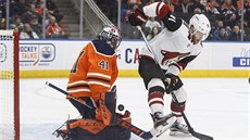 Brankář Edmontonu Mike Smith (vlevo) kryje puk, který se před ním snažil... Brankář Edmontonu Mike Smith (vlevo) kryje puk, který se před ním snažil...