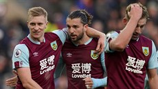 Fotbalisté Burnley slaví vítzství nad Leicesterem.