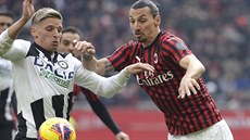Zlatan Ibrahimovi (vpravo) z AC Milán a Jens Stryger z Udinese v souboji o...