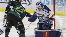Brankář Vítkovic Miroslav Svoboda sleduje puk, který se snaží vybojovat David... Brankář Vítkovic Miroslav Svoboda sleduje puk, který se snaží vybojovat David...