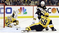 Branká Matt Murray (vlevo) a Kris Letang (vpravo) z Pittsburghu hasí...