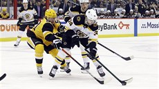 Jake DeBrusk z Bostonu (vpravo) vede puk, napadá jej Juuso Riikola z...