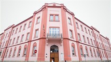 Učebny v budově obchodní akademie na náměstí Osvobození přestávají s každým... Učebny v budově obchodní akademie na náměstí Osvobození přestávají s každým...