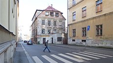 Dům v Orlí ulici v Liberci vystupuje do silnice. Na místě se nevyhnou dvě... Dům v Orlí ulici v Liberci vystupuje do silnice. Na místě se nevyhnou dvě...