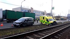 Sanitka převážející těžce zraněnou ženu se po cestě do nemocnice střetla s... Sanitka převážející těžce zraněnou ženu se po cestě do nemocnice střetla s...