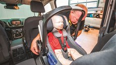 Během testu je prověřována ochrana a komfort dětí. Během testu je prověřována ochrana a komfort dětí.