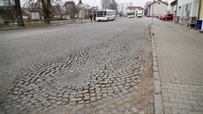 Silnice z žulových kostek u vlakového nádraží ve Skalici nad Svitavou na... Silnice z žulových kostek u vlakového nádraží ve Skalici nad Svitavou na...