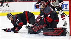 Brankář Caroliny Petr Mrázek a jeho spoluhráč Dougie Hamilton sledují, kde... Brankář Caroliny Petr Mrázek a jeho spoluhráč Dougie Hamilton sledují, kde...